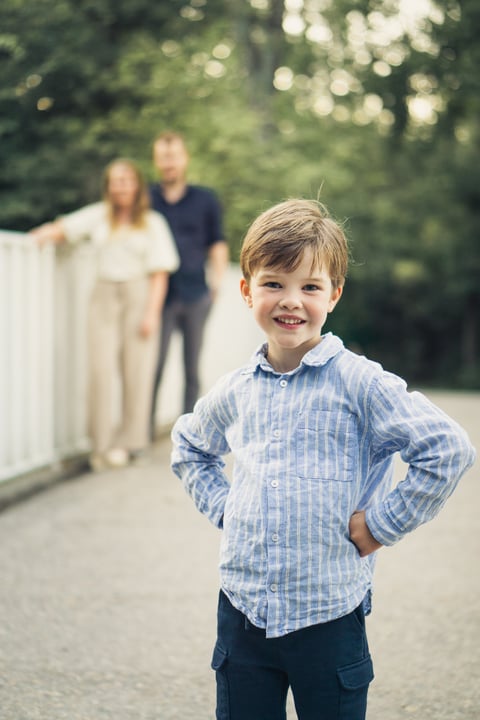 Portret van een jongetje met zijn ouders zacht op de achtergrond