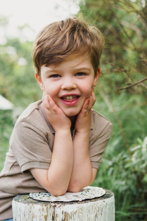 Fine art portret van een jongen in natuurlijk licht
